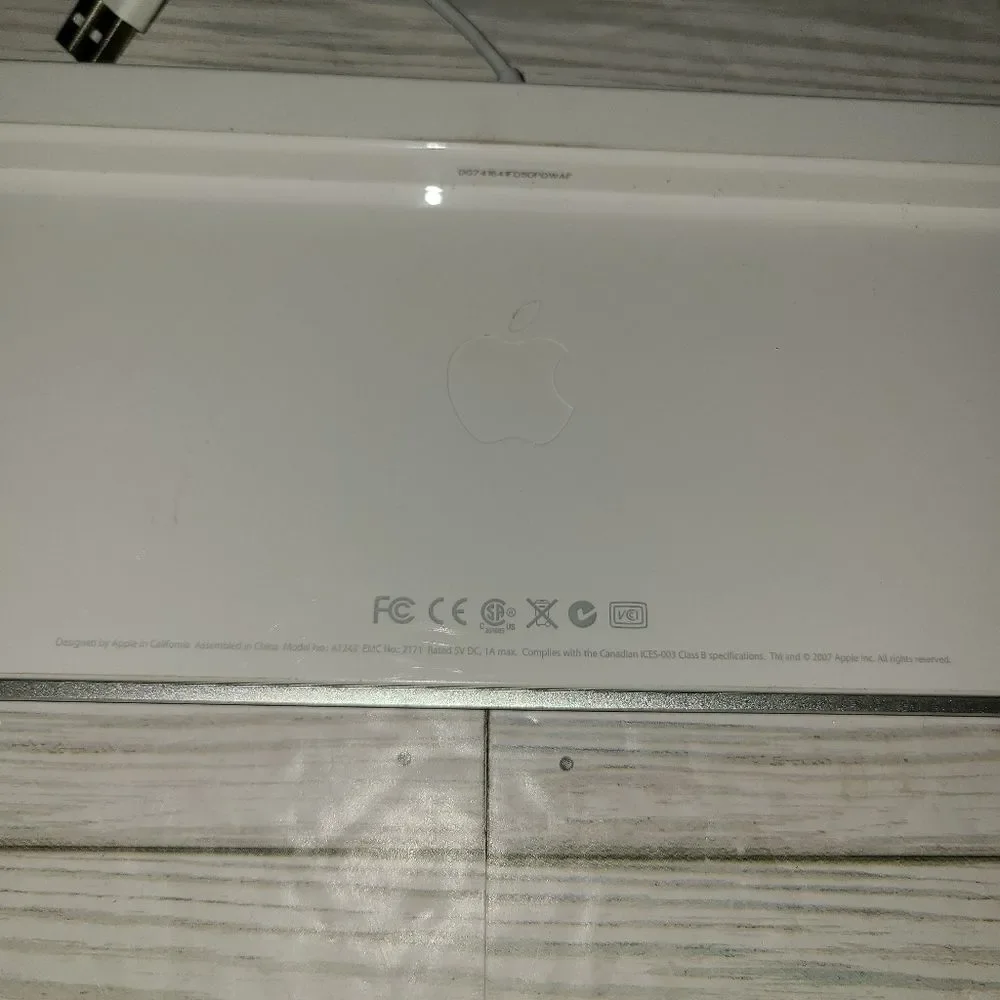 Genuine Apple A1243 White Wired Mac Standard USB Keyboard With Numeric Keypad